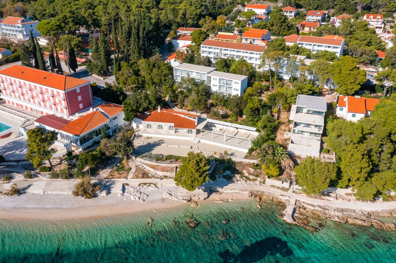 Panoramični zračni pogled na Aminess Maradiso Casa Bellevue in njegovo okolico, vključno s obalo in bujno pokrajino Orebica.