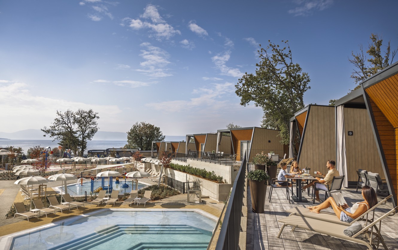 Luksuzne glamping kućice u Aminess camping resortu s pogledom na bazene i more, idealne za opušteni odmor u mediteranskom okruženju