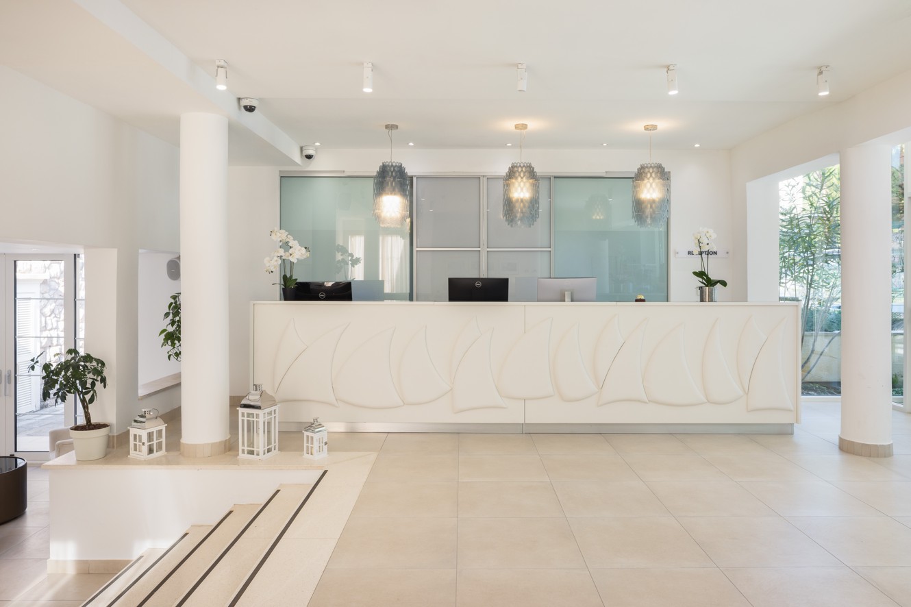 Bright reception at Younique Bellevue Hotel by Aminess with an elegant desk.