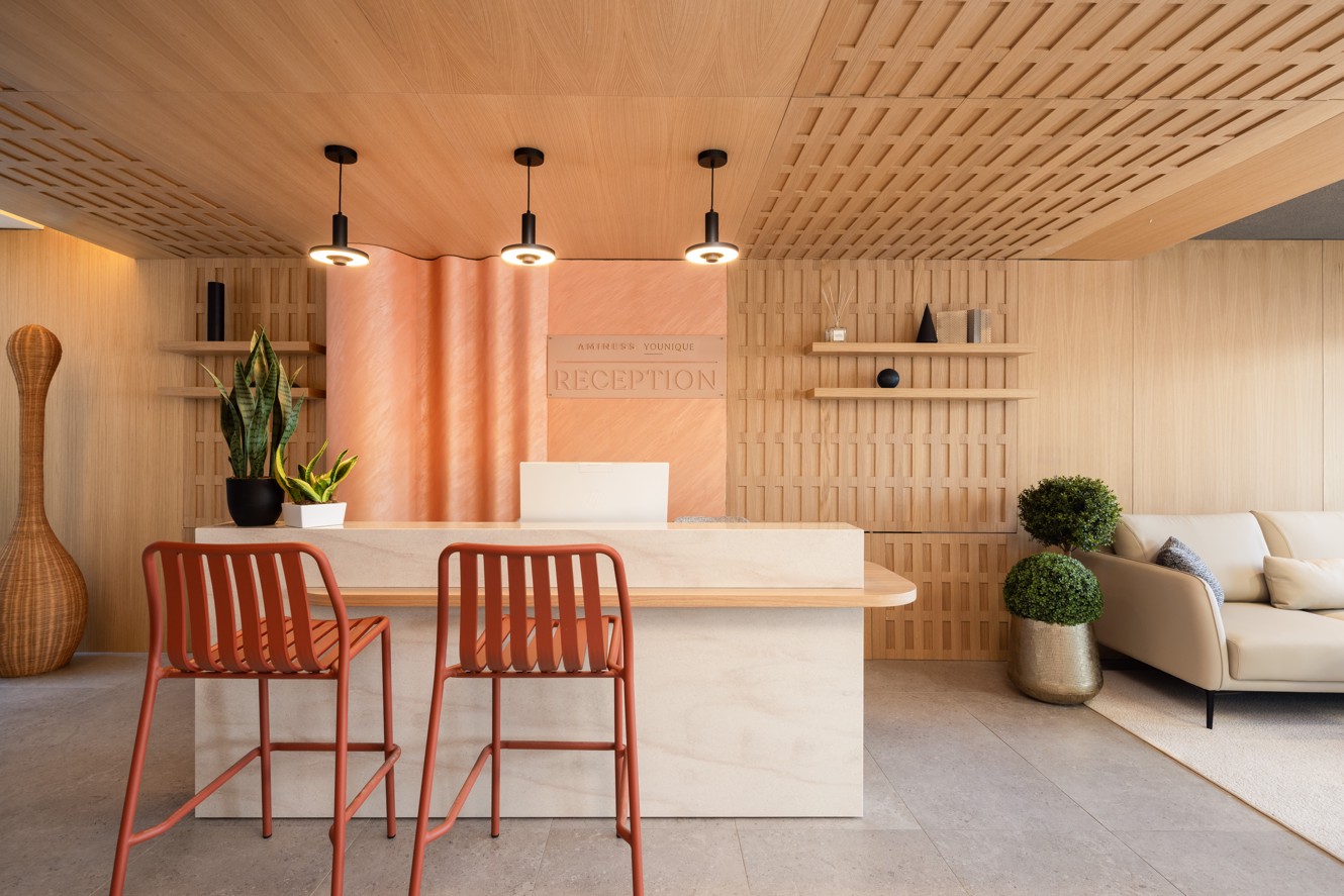 Recepcija Younique Vollo Residence by Aminess s drvenim interijerom i visećim svjetiljkama.