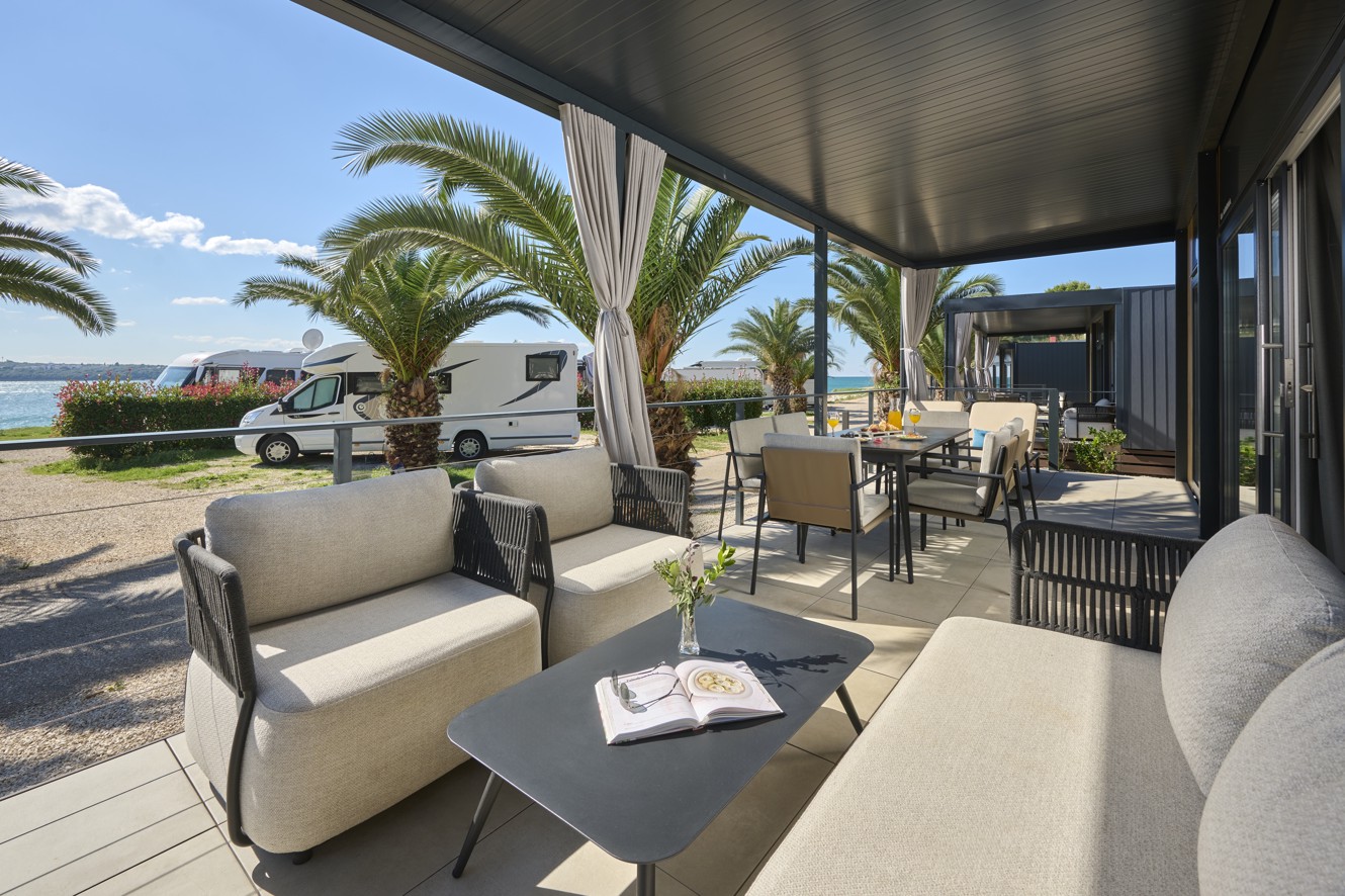 Prostrana terasa Luxury Holiday Homes u Aminess Planet Camping Sirena Holiday Homes, savršeno mjesto za opuštanje na otvorenom uz pogled na more i prirodu
