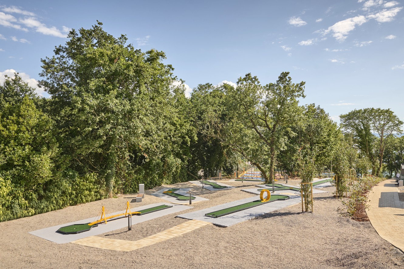 Minigolfplatz in der Natur mit mehreren Bahnen und Hindernissen, Aminess Atea Resort Krk