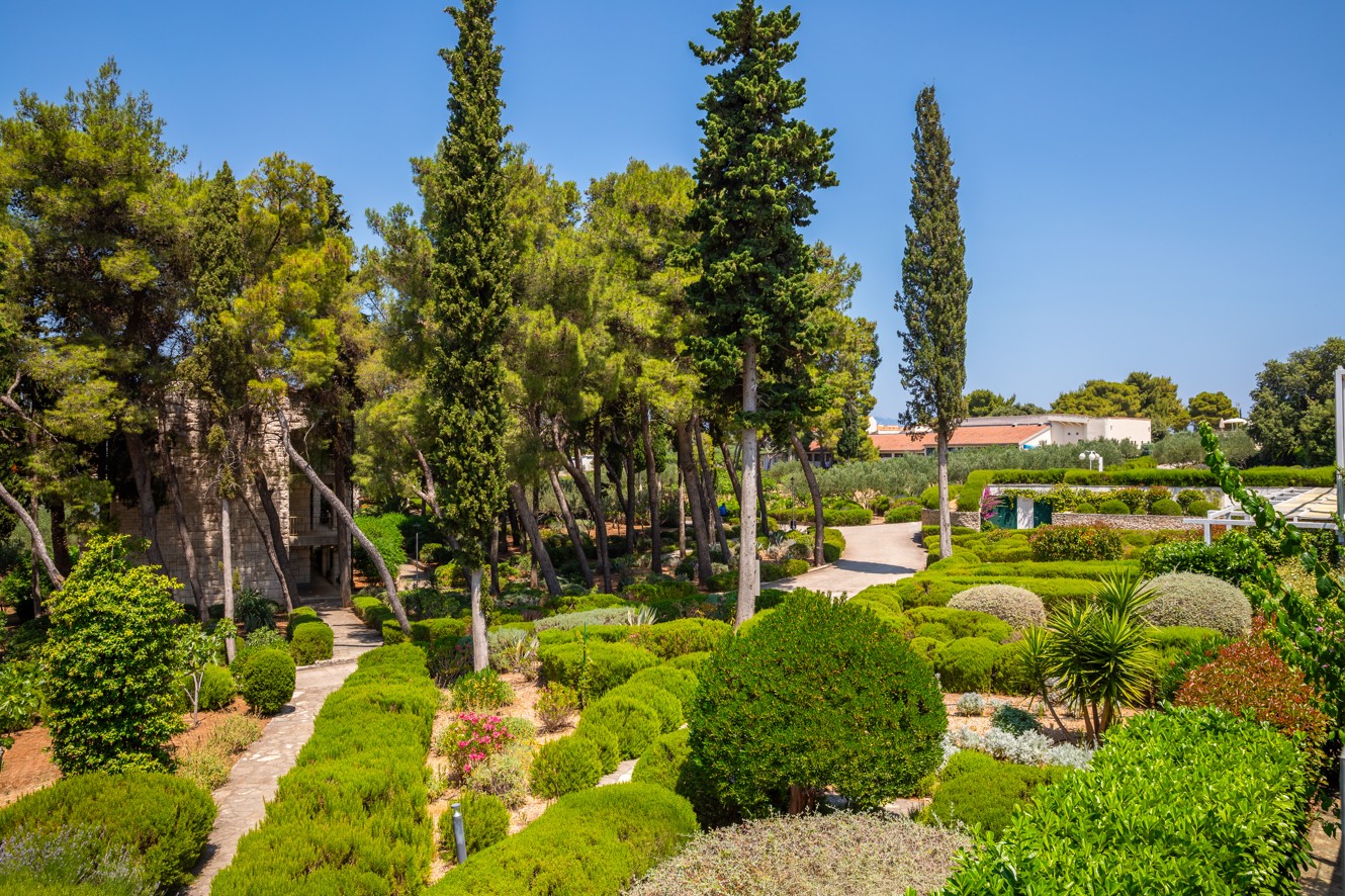 Uređeni park s mediteranskim raslinjem u Aminess Vival Casa Velaris Resortu na otoku Braču
