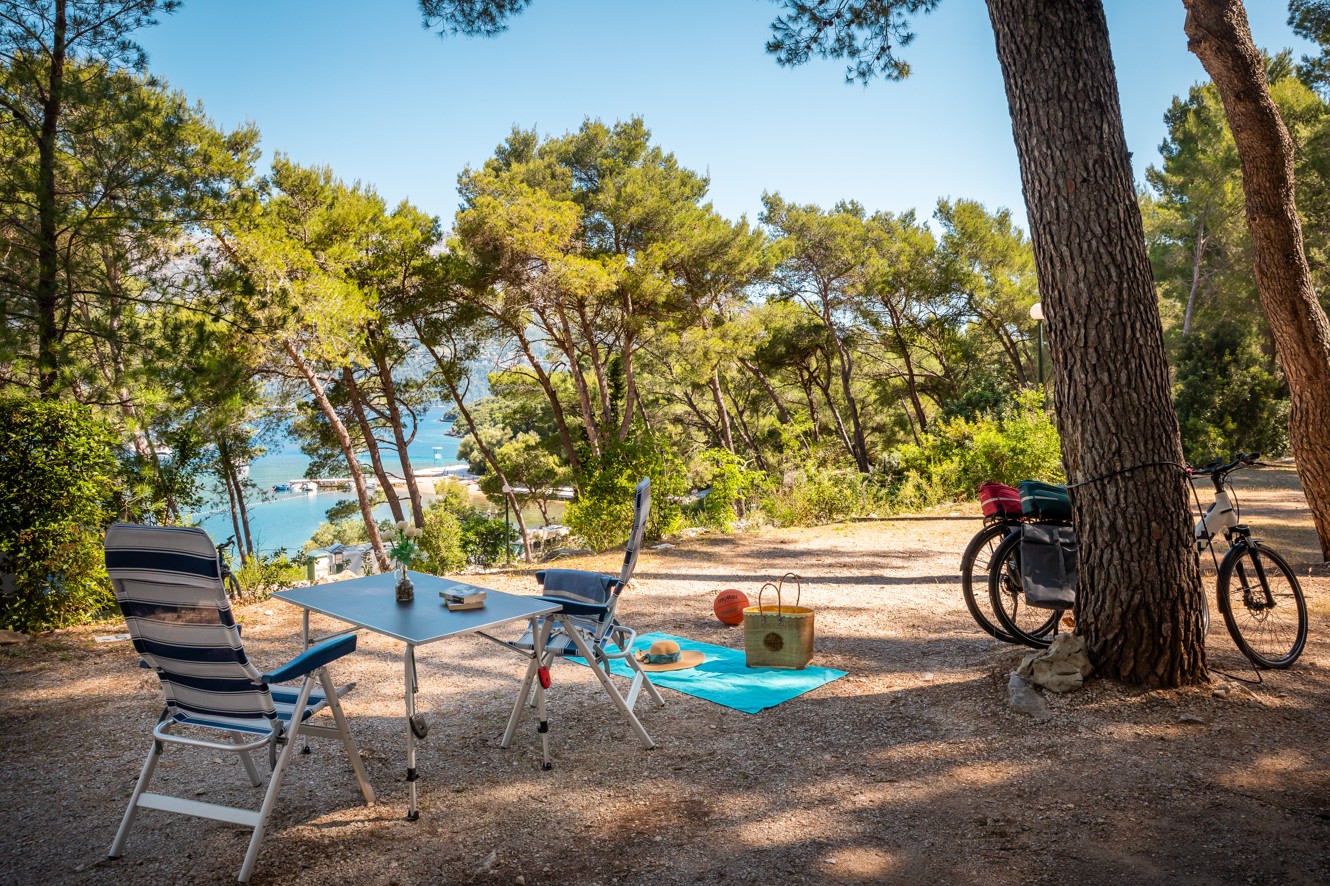 Superiorplaats bij Aminess Planet Camping Port9 Resort met zitruimte en uitzicht op zee.