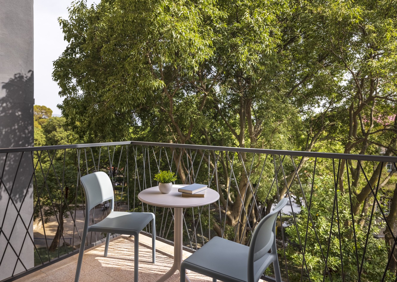 Vista dal balcone presso Aminess Vival Casa Lišanj con posti a sedere all'aperto, circondata da una lussureggiante vegetazione a Novi Vinodolski.