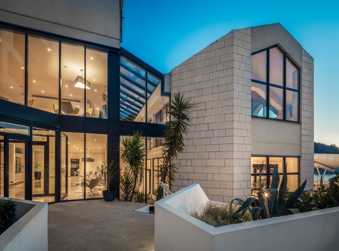 Eingang des Aminess Younique Liburna Hotels am Abend