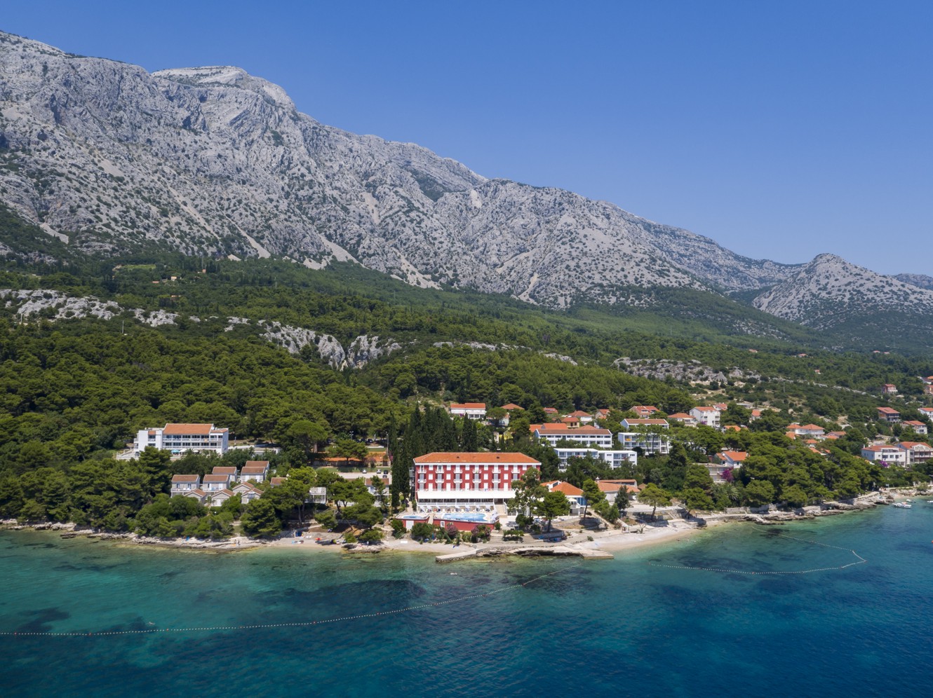 Atemberaubende Luftaufnahme der Halbinsel Peljesac, die die Nähe des Hotels zum Meer und die umliegende bergige Landschaft bei Aminess Maradiso Casa Bellevue hervorhebt