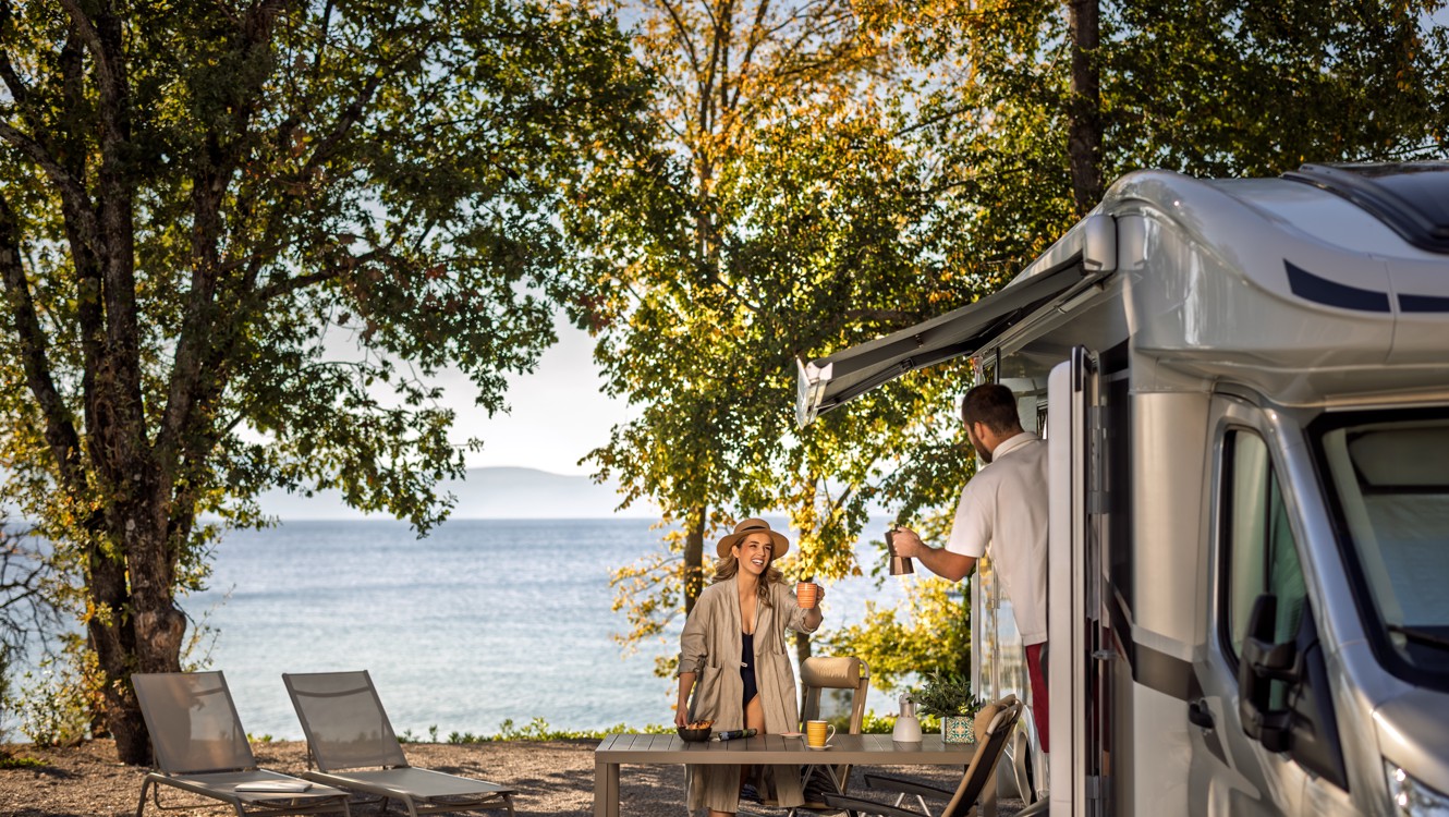 Lifestyle prizor bivanja na luksuzni kamp parceli ob morju z zasebnim bazenom v kampu Aminess