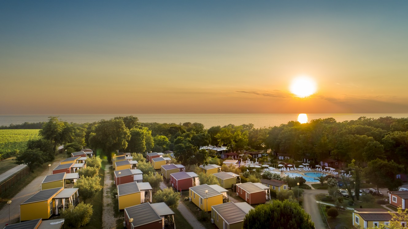 Luftaufnahme der Ferienhäuser und Pools im Aminess Planet Camping Maravea Resort, Novigrad Kroatien