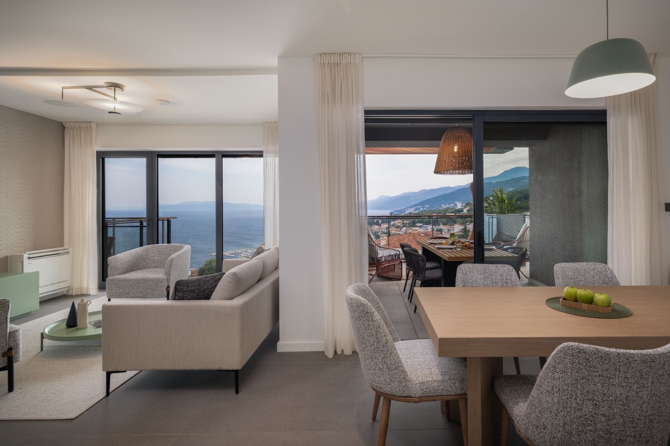 Dnevni boravak i blagovaonica Aminess Vollo Residences s pogledom na more.