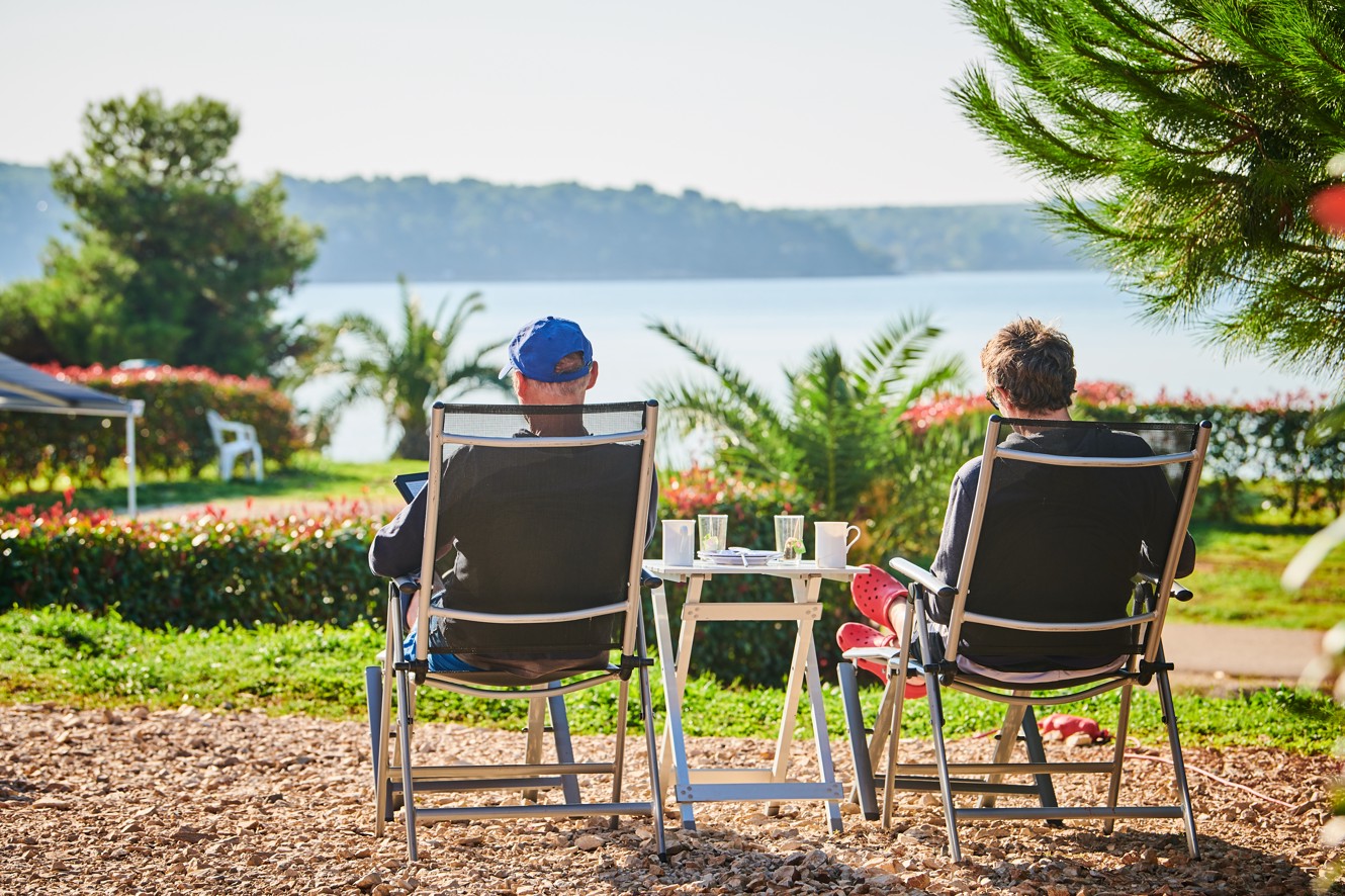 Paar entspannt sich im Aminess Planet Camping Sirena, Novigrad