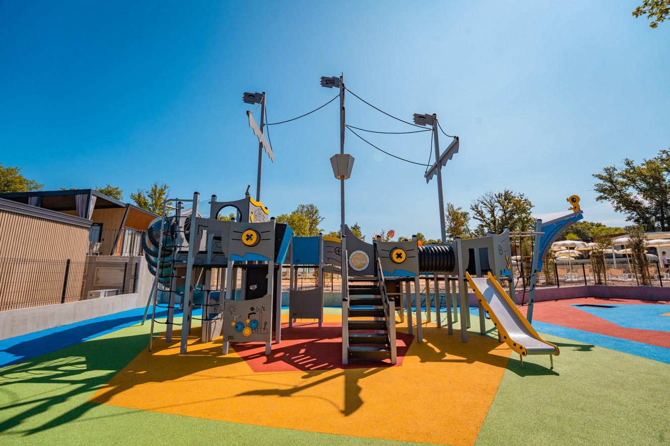 Moderno dječje igralište s toboganima i penjalicama u Aminess Atea Camping Resortu, osmišljeno za sigurnu i razigranu dječju zabavu