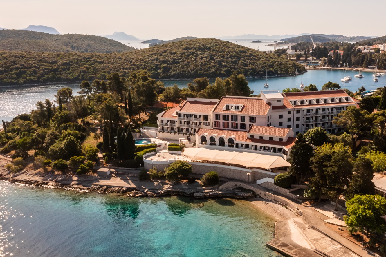 Luftaufnahme des Aminess Younique Liburna Hotels in Korčula