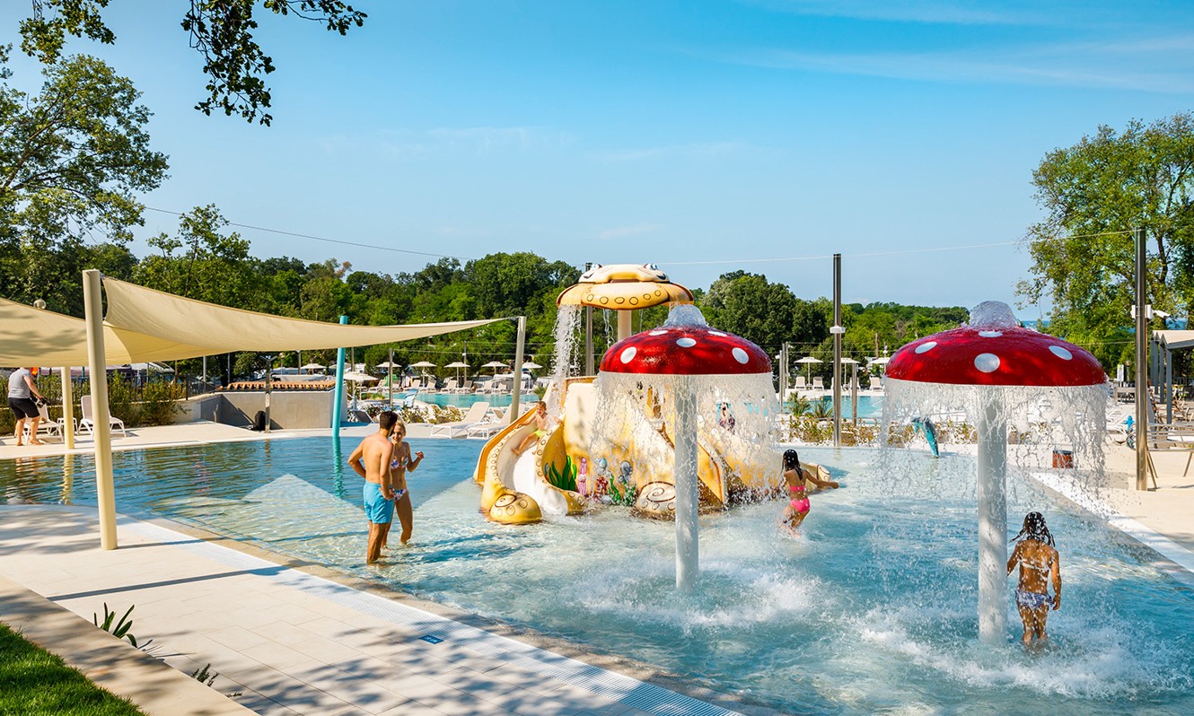 Familie spielt am Pool des Aminess Planet Camping Maravea Resort, Novigrad Kroatien