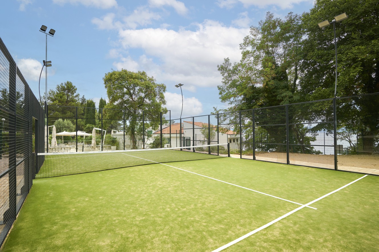 Buitenterrein voor padel met kunstgras en omheining in Aminess Style Camping Atea Resort.