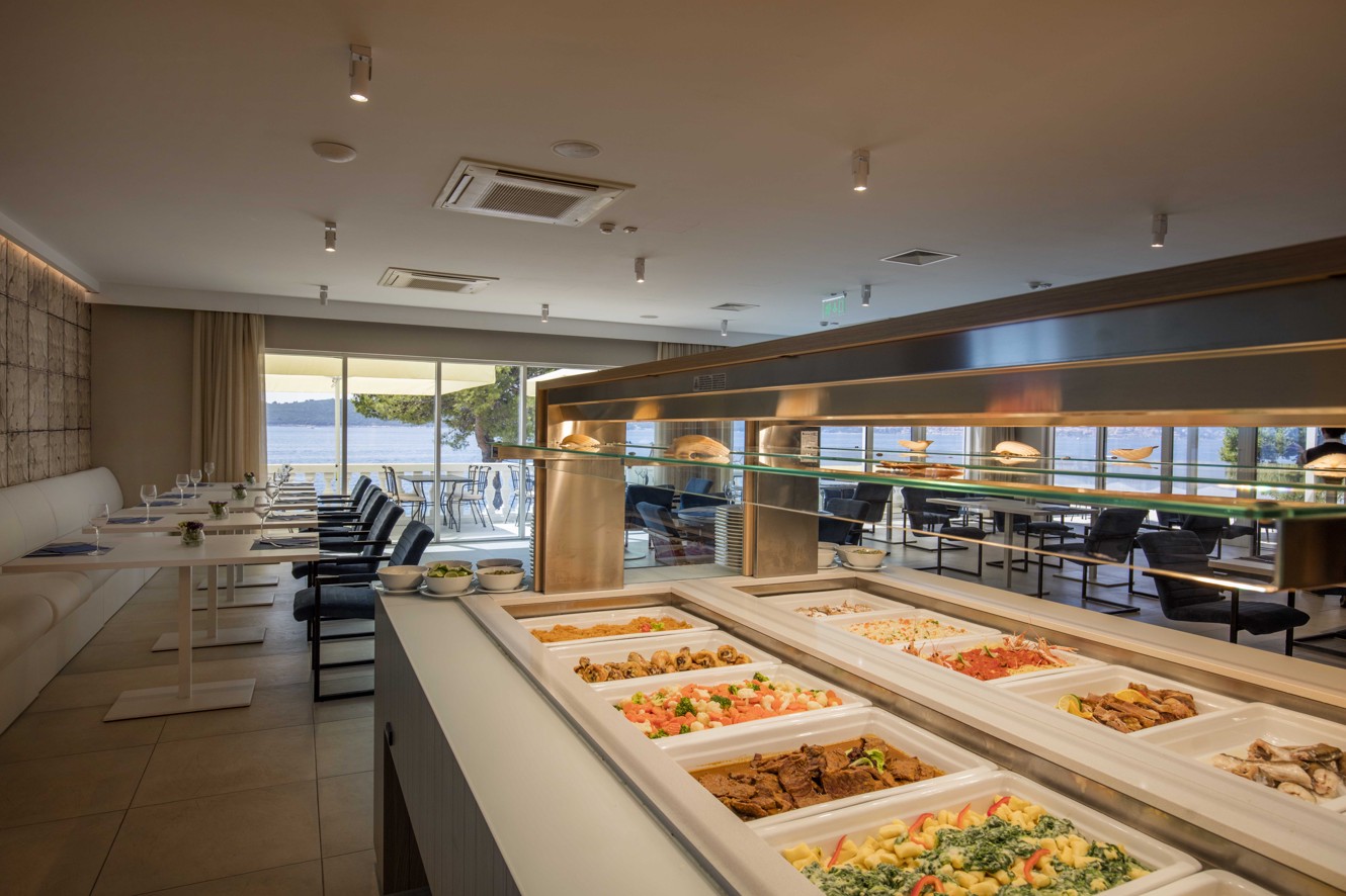 Raznovrsnost jela na ponudi u buffet restoranu u Aminess Younique Bellevue Hotelu.