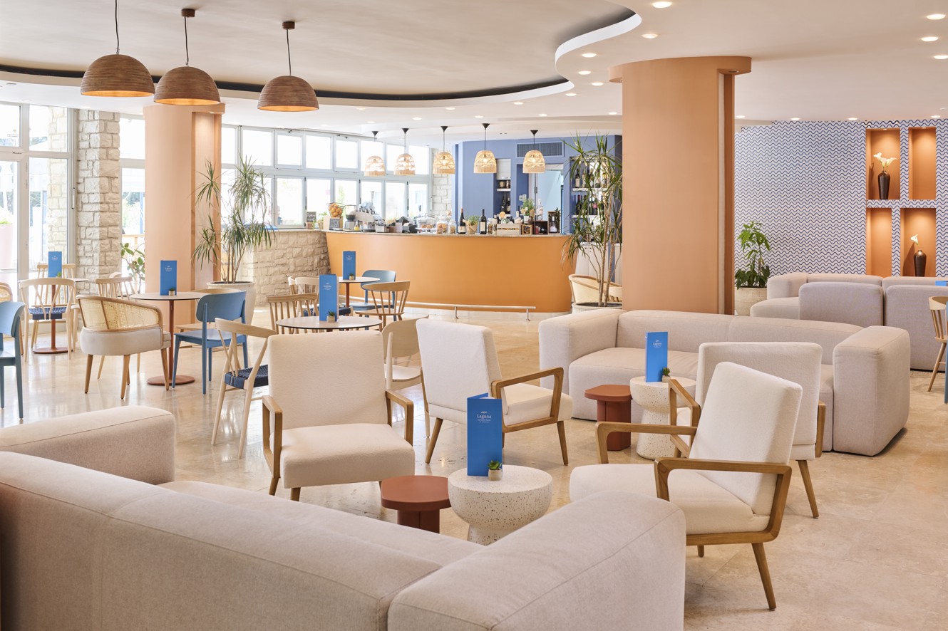 Cocktail di frutta a bordo piscina presso Aminess Maradiso Hotel Laguna, Novigrad