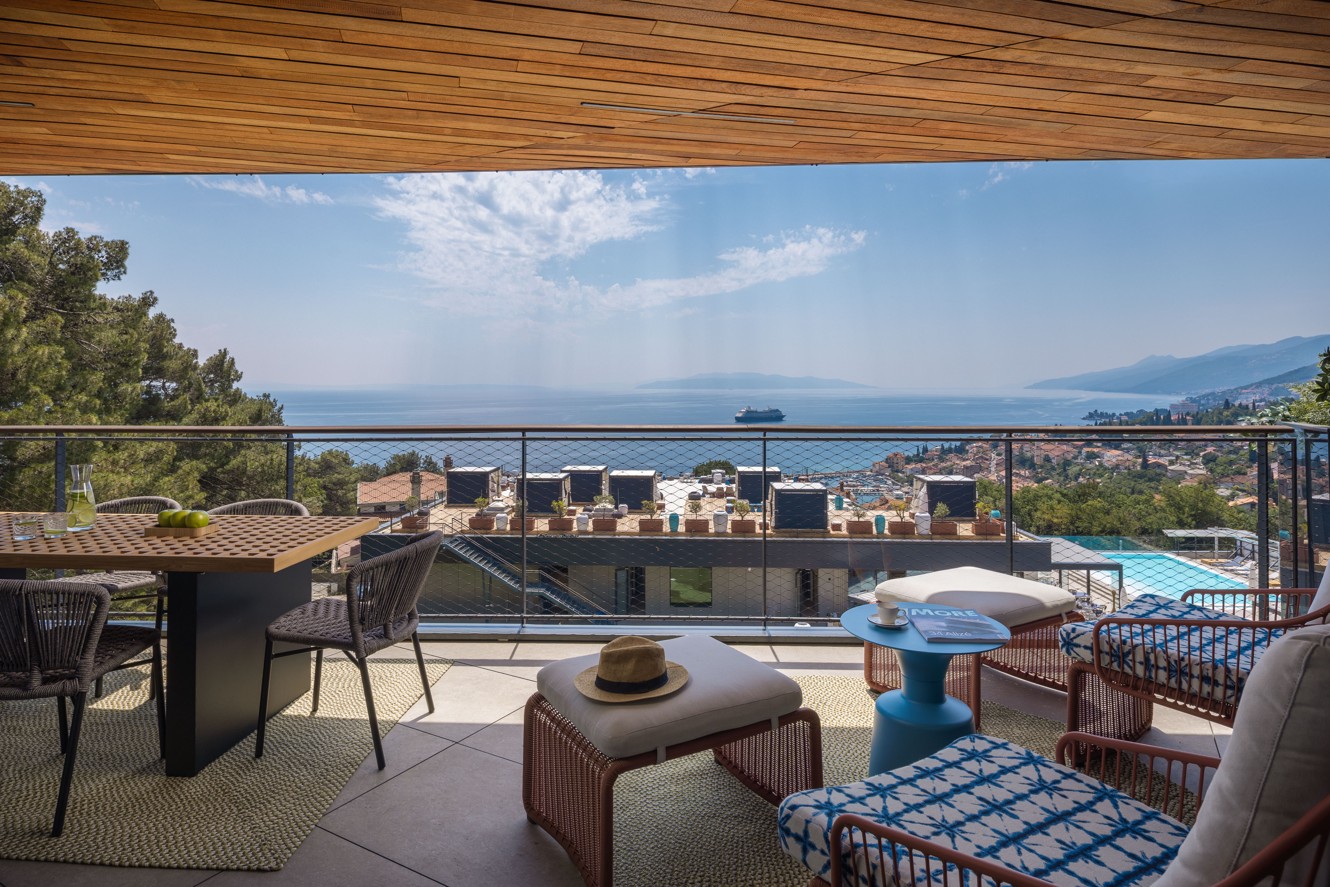 Terasa Aminess Vollo Residences s prostorom za sjedenje i pogledom na more.