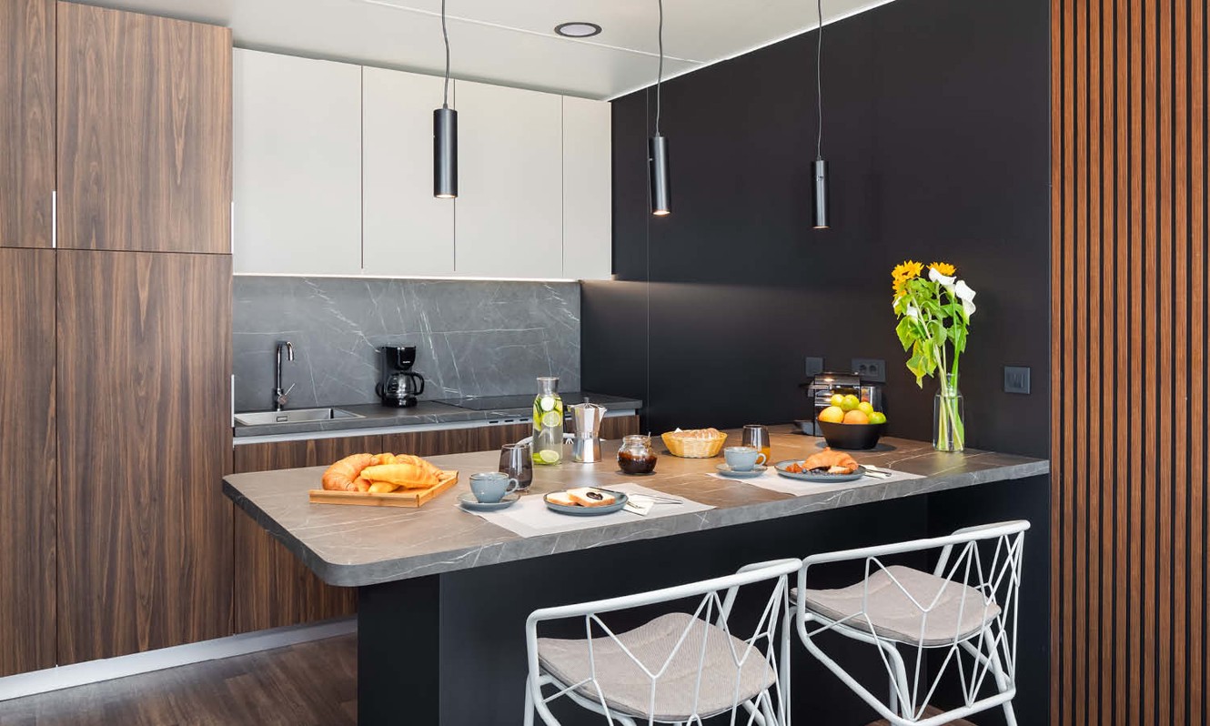 Cucina glamping con colazione servita presso il resort Aminess Style Camping Avalona.