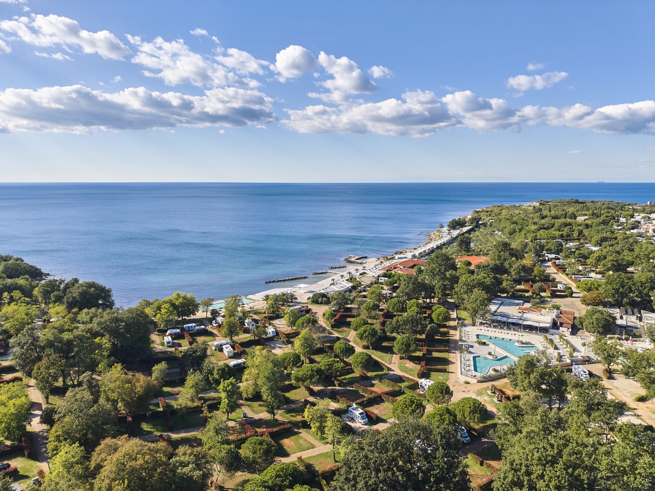 Luftaufnahme des Aminess Planet Camping Maravea und des Strandes, mit kristallklarem Wasser und einer Umgebung ideal zur Entspannung
