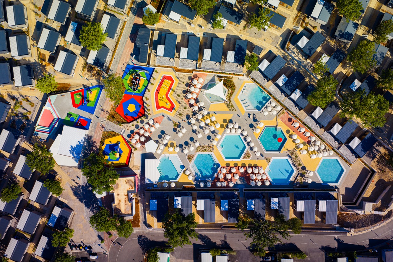 Celovit pogled na novo območje vodnega sveta, ki vključuje bazene, tobogane in cone za sprostitev v Aminess Style Camping Atea Resort.