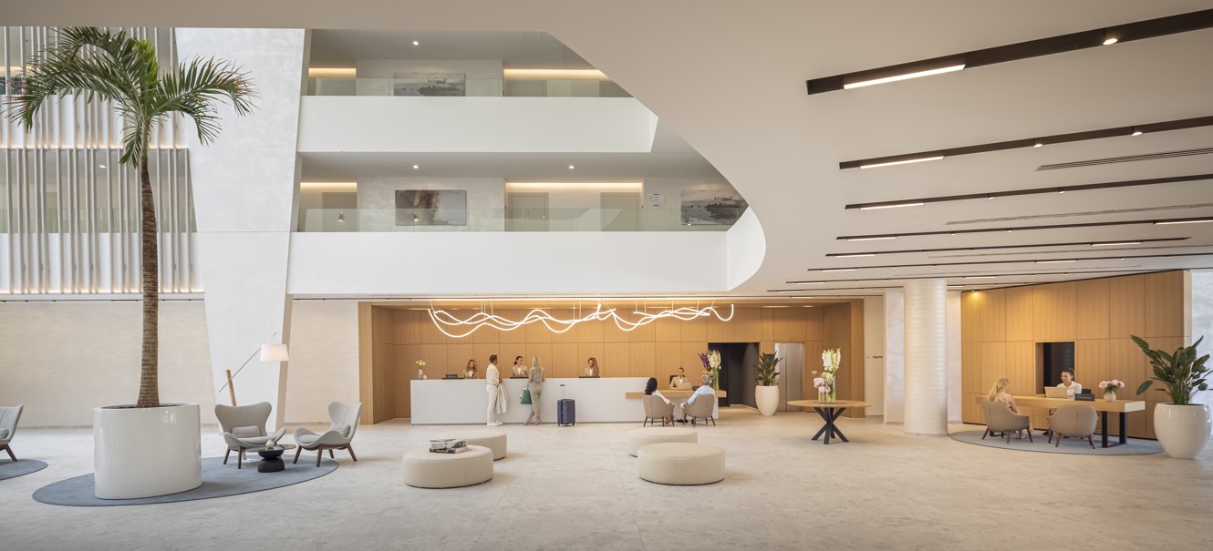 Empfangsbereich von Spaceus im Aminess Laurel Khalani Hotel.