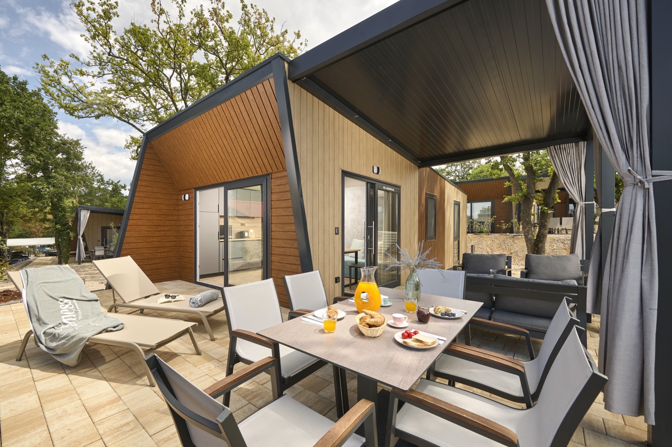 Terasa luksuzne glamping vile z zunanjimi stoli in mizo