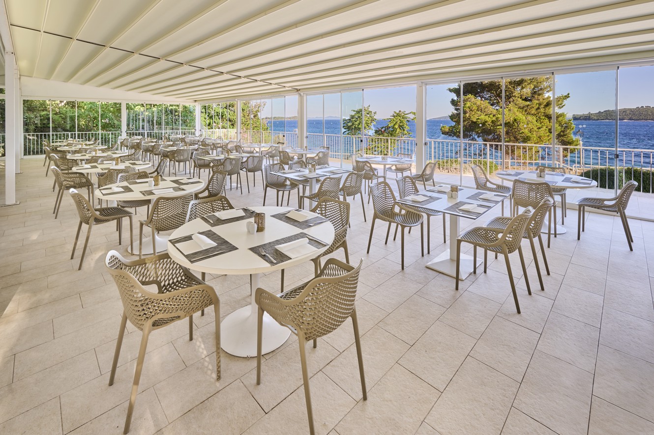 Restavracija Rondela terasa s pogledom na morski pogled s sodobno notranjo in zunanjo teraso v Aminess Maradiso Casa Bellevue.