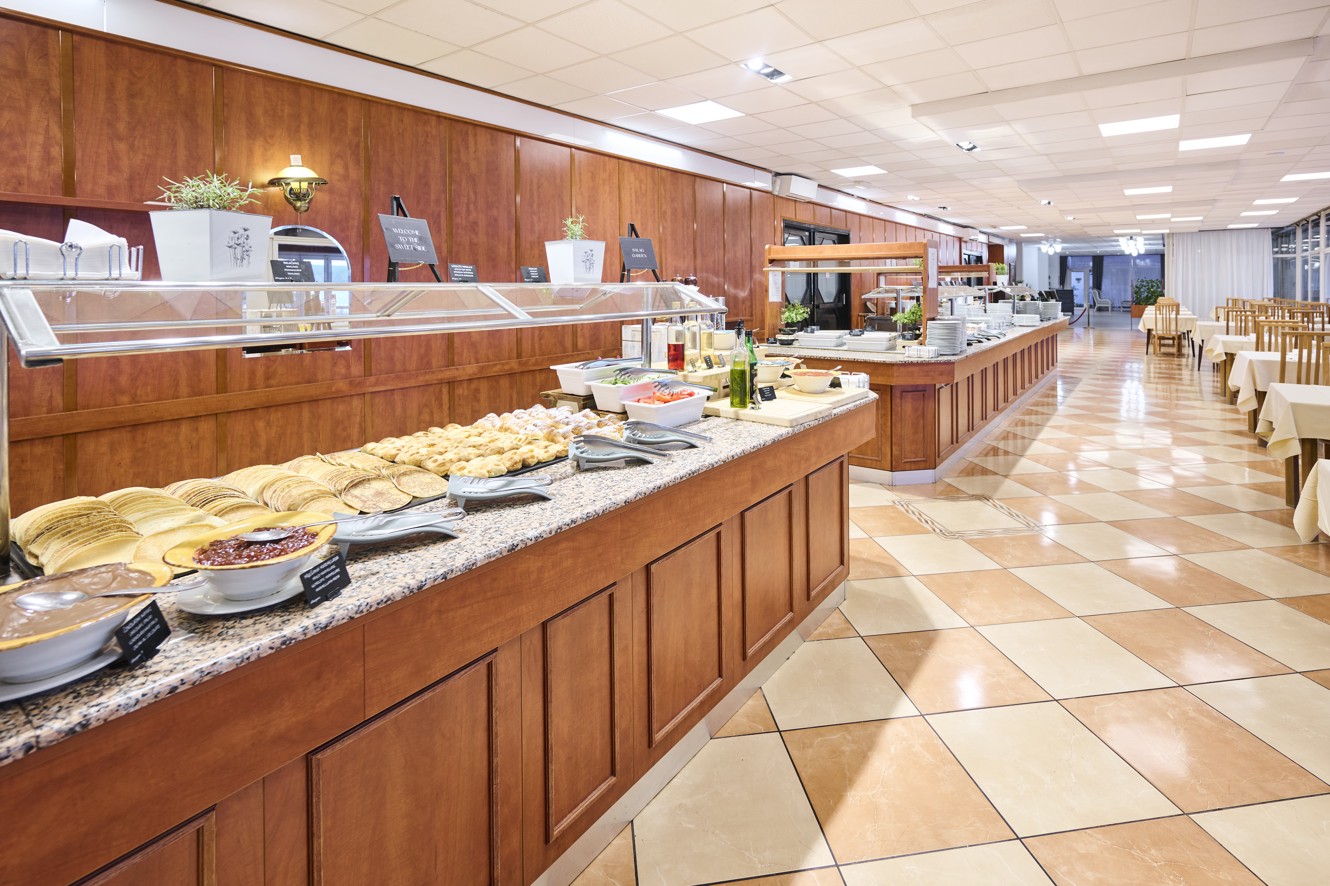 Buffetruimte bij Mediteran Maradiso Hotel door Aminess, serveert een verscheidenheid aan heerlijke maaltijden.