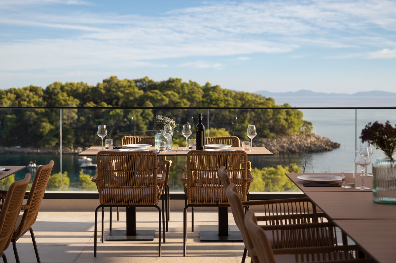 Restaurantterras van Aminess Alfir Resort met gedekte tafels en uitzicht op zee en pijnbomen