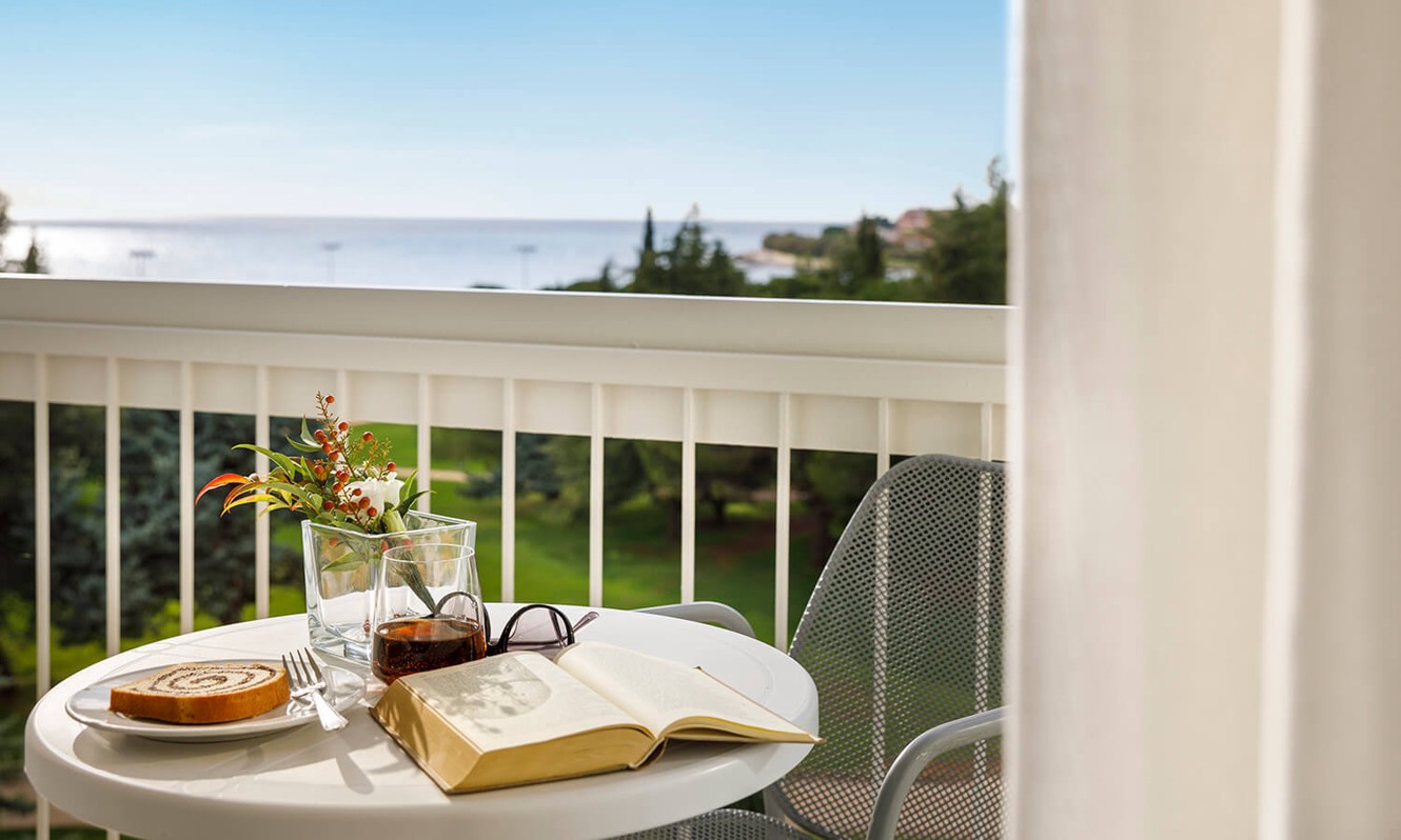 Balcone con set da tavola presso Aminess Maradiso Hotel Laguna, Novigrad