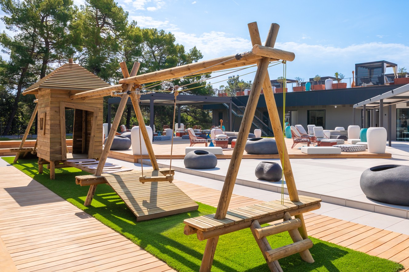 Drveno igralište hotela Younique Vollo Hotel Residences by Aminess s ljuljačkama.
