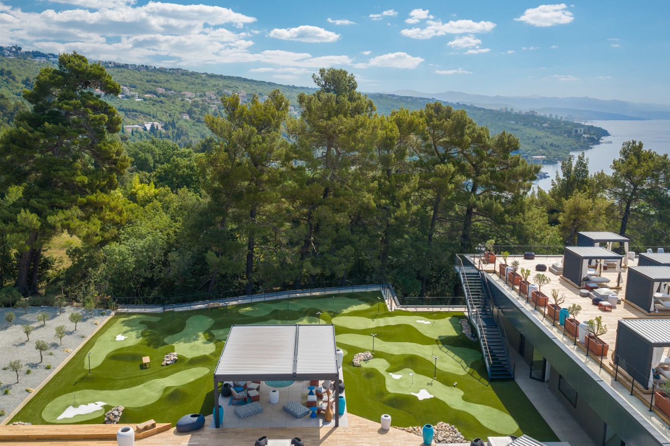 Mini golf hotela Younique Vollo Hotel Residences by Aminess s pogledom na šumu i more.