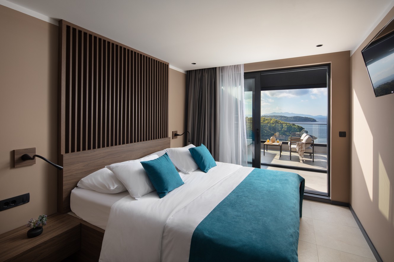 Moderne kamer in Aminess Alfir Resort met tweepersoonsbed, toegang tot het terras en uitzicht op zee in een mediterrane sfeer