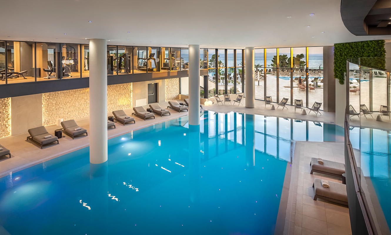 Innenpool und Fitnessstudio im Aminess Laurel Khalani Hotel.