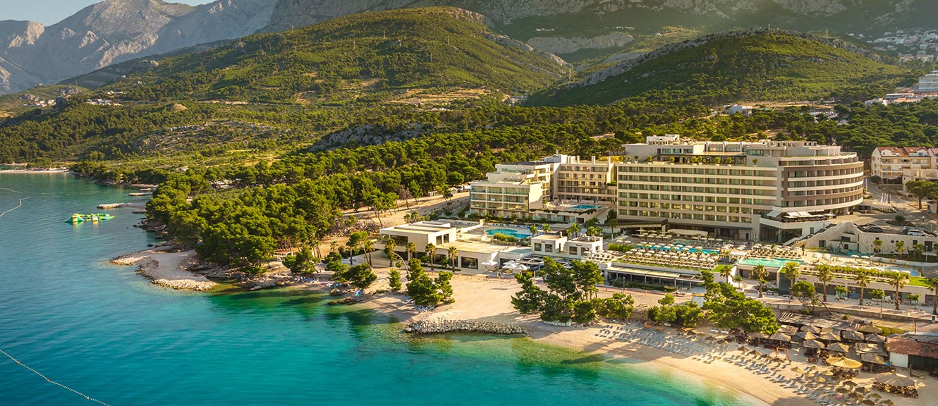 Panoramafoto des Aminess Laurel Khalani Hotels in Makarska, Kroatien.