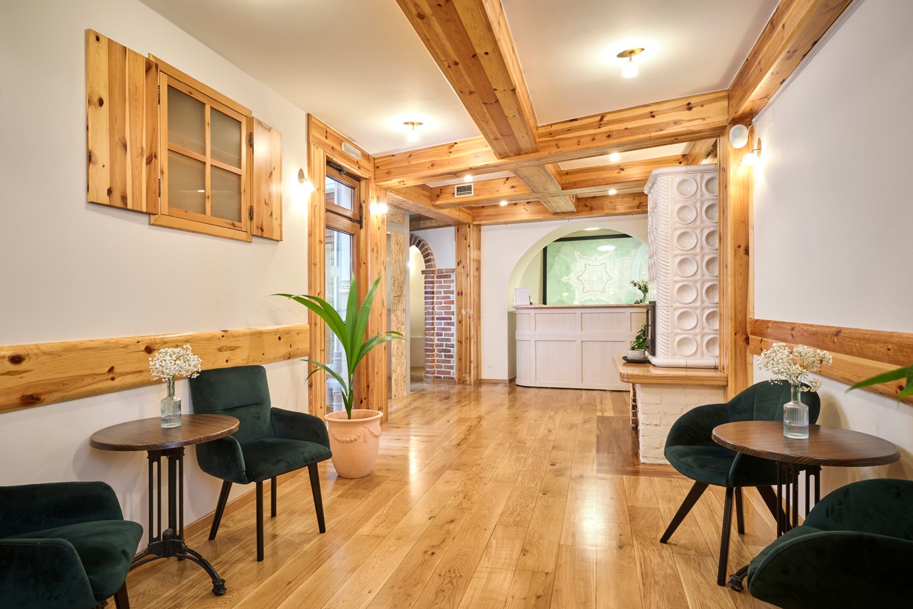 Lobby dell hotel Aminess a Karlovac con area salotto e interno in legno caldo