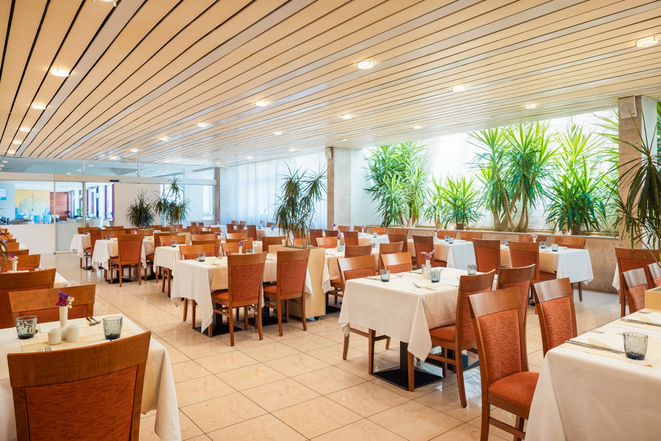 Restoran u Marko Polo Maradiso Hotel by Aminess, mjesto za uživanje u vrhunskim jelima i opuštenoj atmosferi.