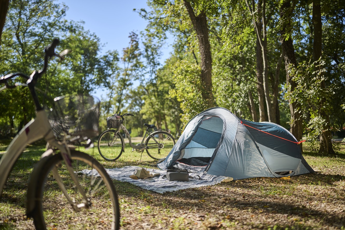 Parzelle umgeben von Grünflächen im Aminess Planet Camping Maravea Resort – ein idealer Ort zur Entspannung und zum Genießen der Natur