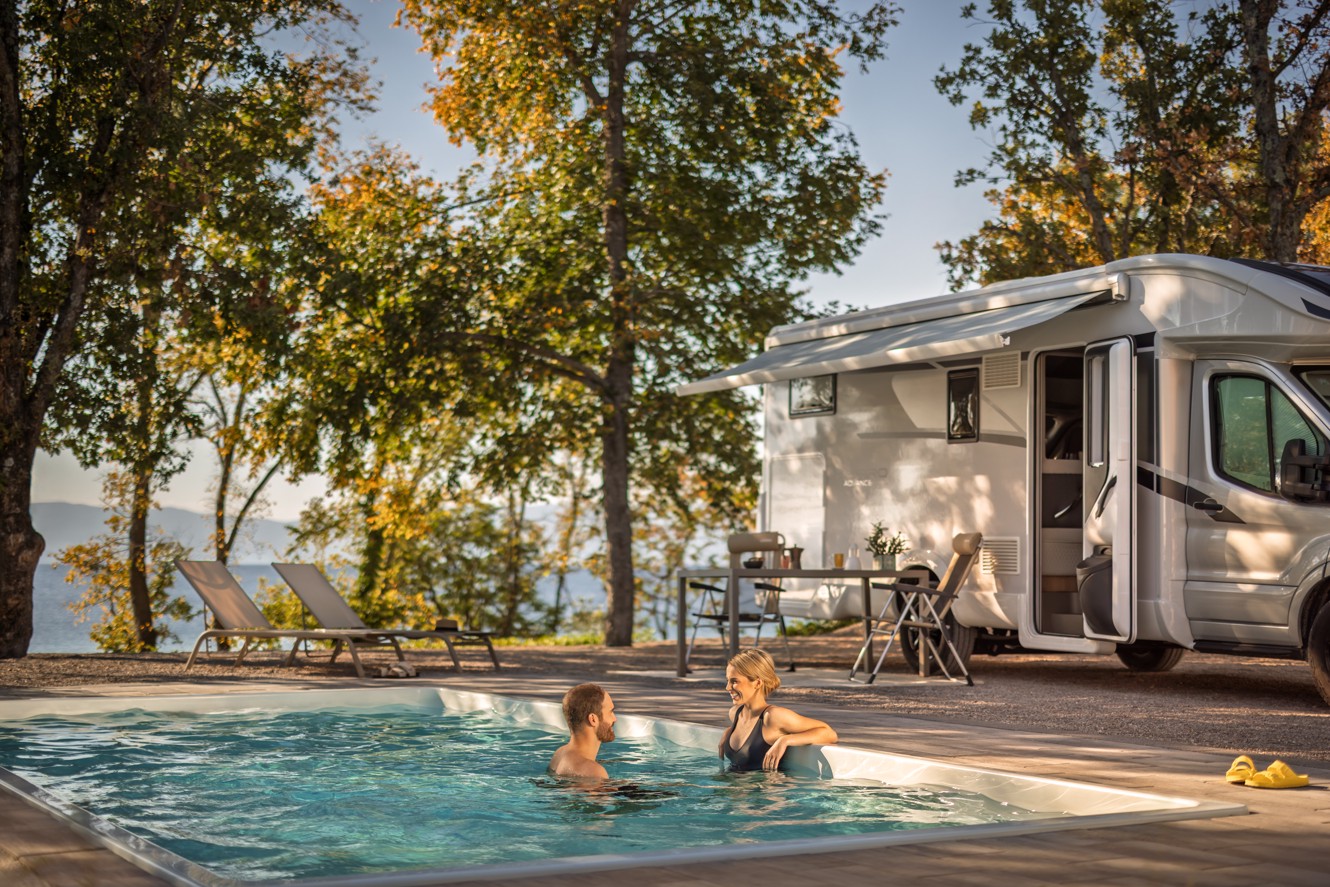 Gosti uživajo v zasebnem bazenu na luksuzni kamp parceli ob morju v kampu Aminess