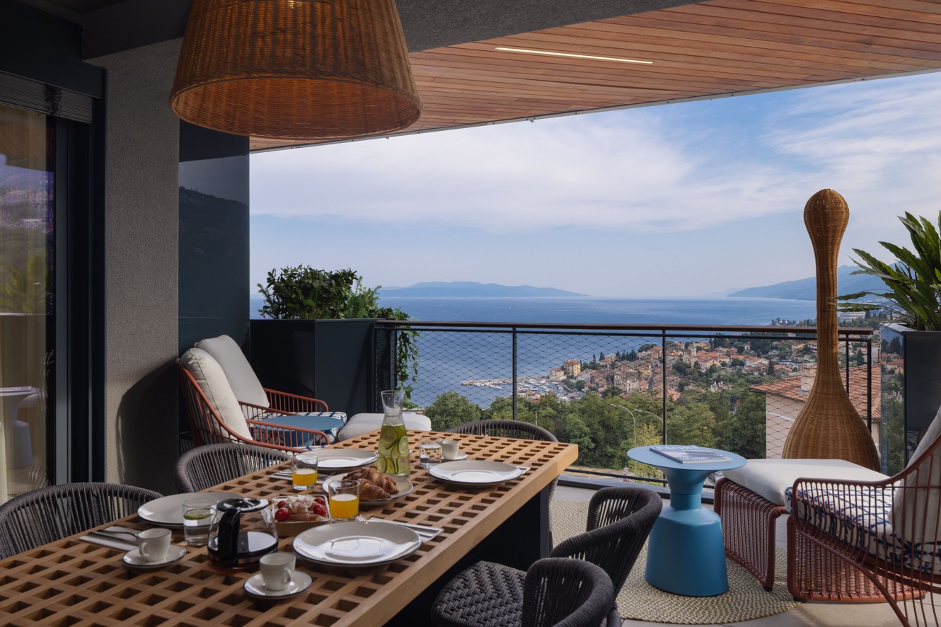 Terasa Aminess Vollo Residences s doručkom i pogledom na more.