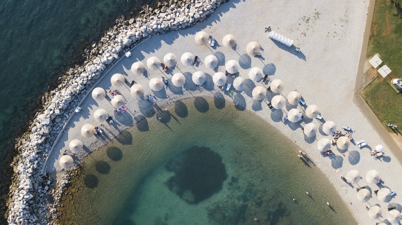 Vista aerea della spiaggia presso l'hotel Aminess Maradiso Hotel Laguna, Novigrad Croazia