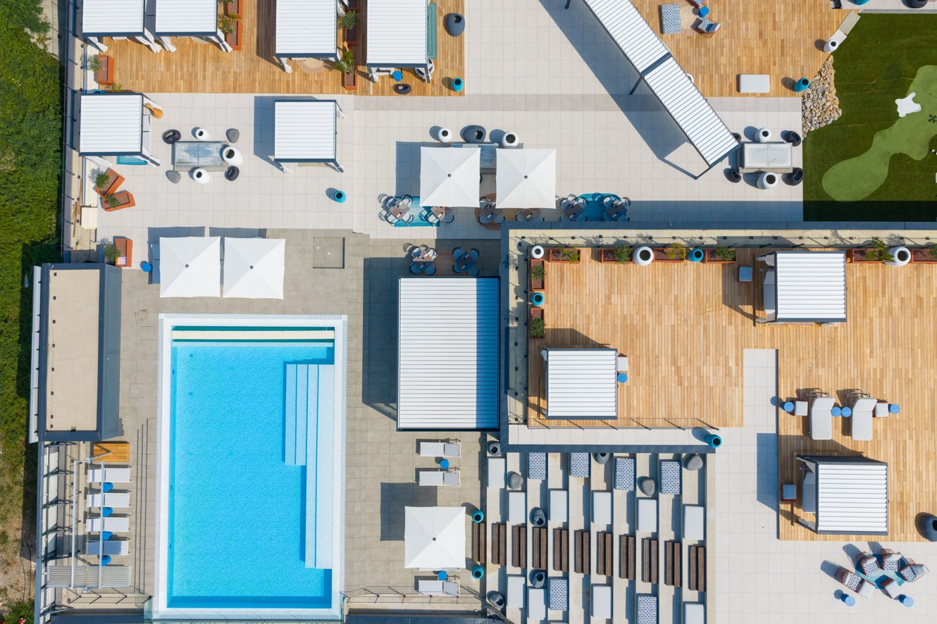 Elegantno uređena Aminess vanjska zona s prostranim bazenom, ležaljkama i mediteranskim vrtovima.