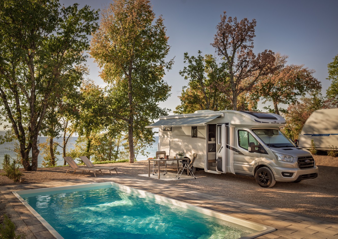 Luksuzna kamp parcela ob morju z zasebnim bazenom za avtodome v kampu Aminess