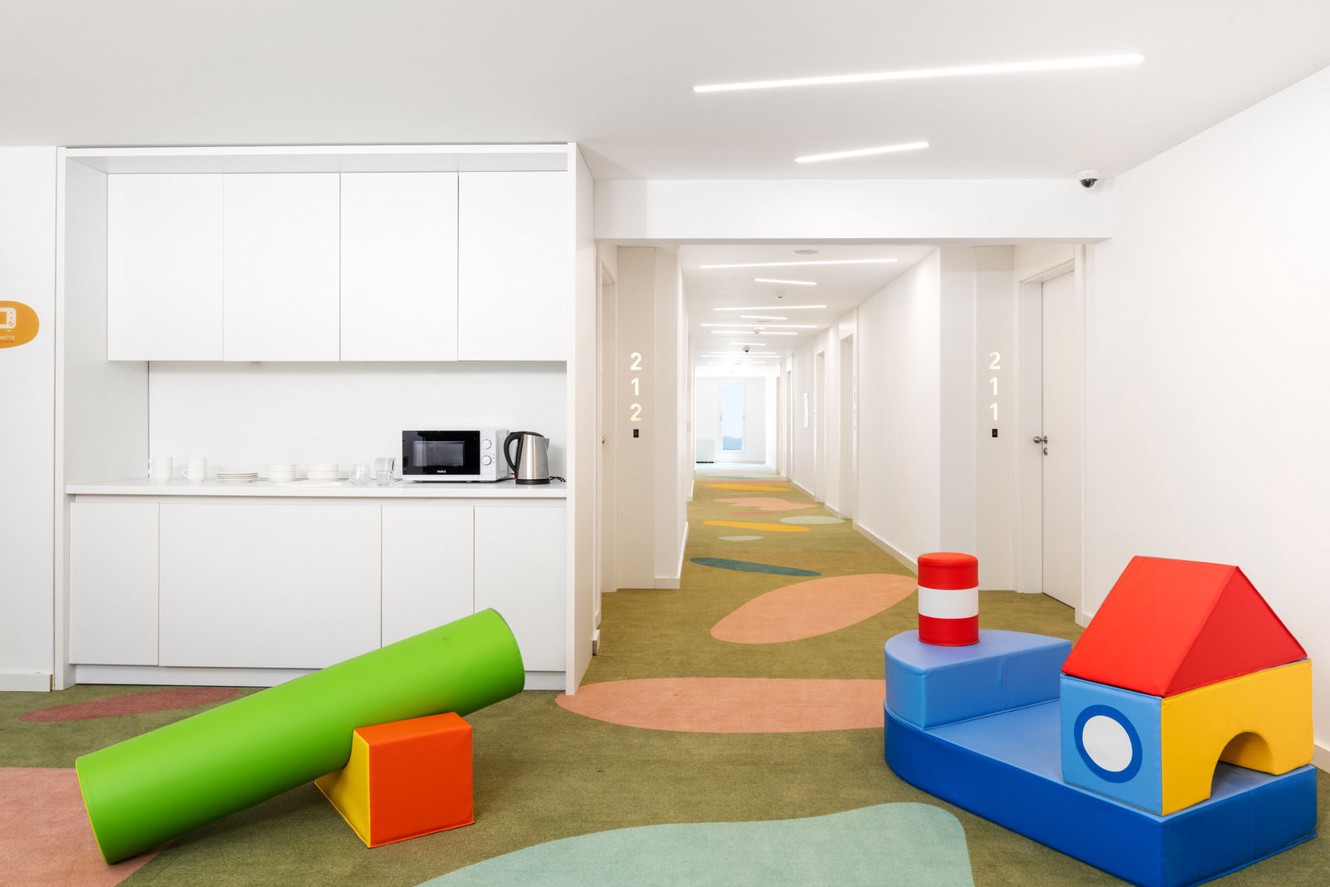 Svetla notranja igralnica za otroke v družinskem hotelu Aminess Vival Lišanj v Novem Vinodolskem.