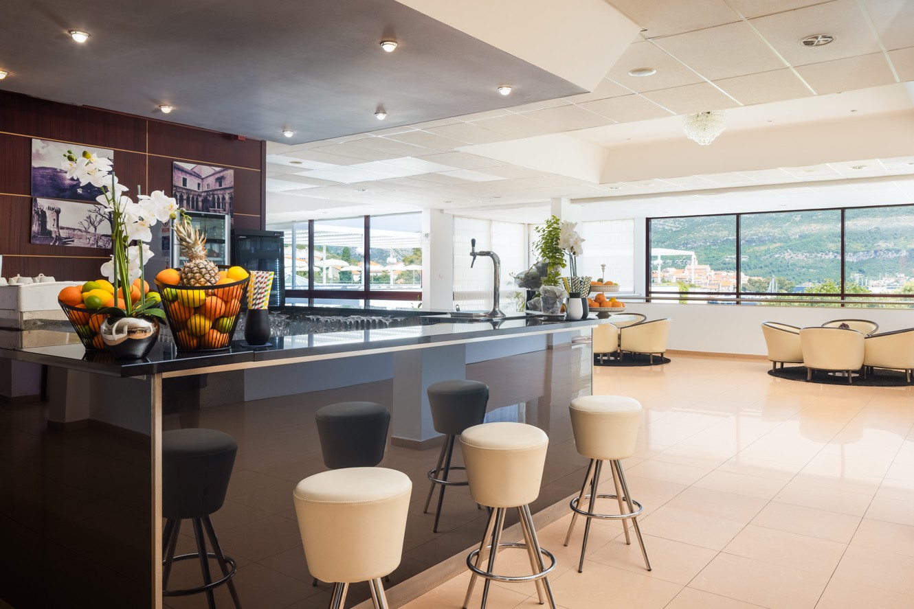 Lobi u Maradiso Marko Polo by Aminess na Korčuli s svijetlim, klasičnim dizajnom, udobnim sjedalima i dobrodošlom atmosferom.