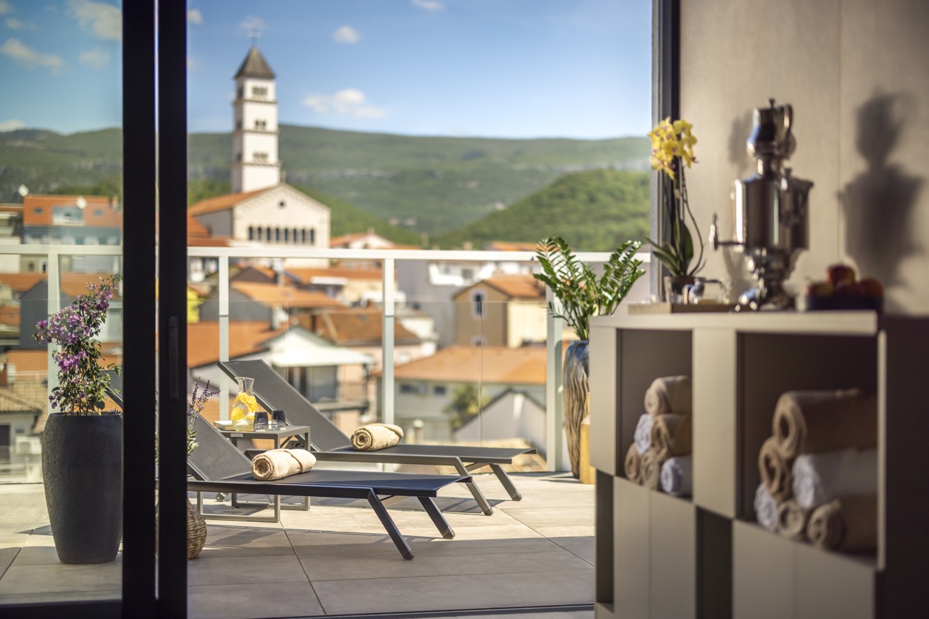 Relaxation room with a terrace view at Aminess Younique Narrivi Hotel.