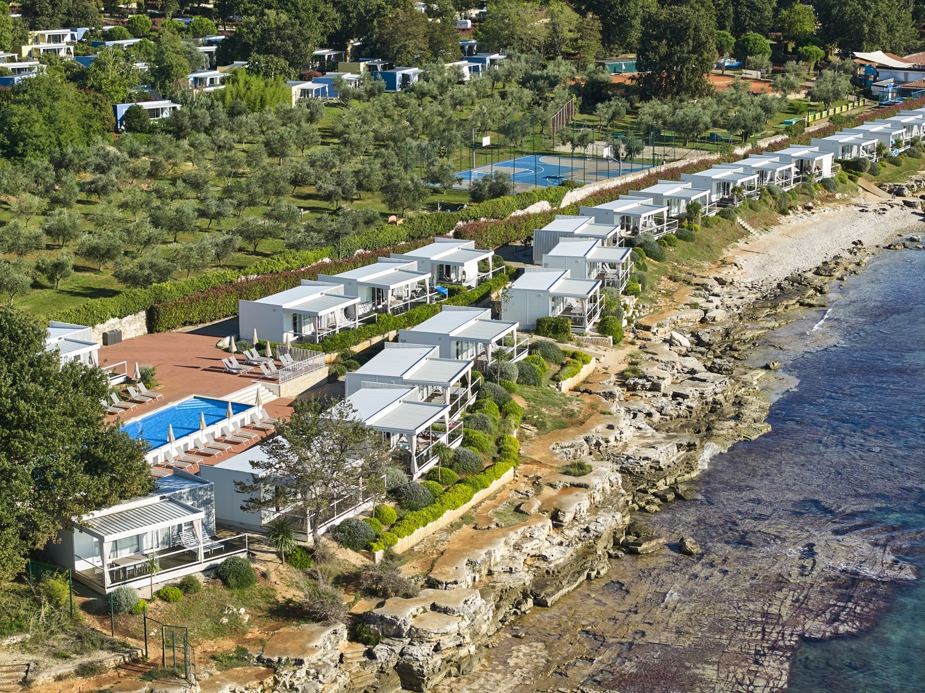 Panoramische Luftaufnahme des Amber Sea Luxury Village und des Strandes vor den Mobilheimen im Aminess Planet Camping Maravea Resort – ideal für einen erholsamen Urlaub am Meer