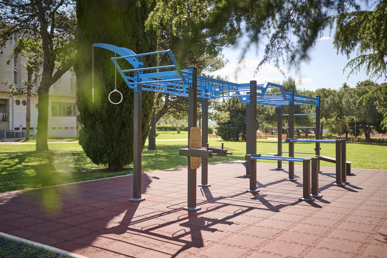 Street workout oprema kod Aminess Vival Maestral Hotela u zelenom parku.