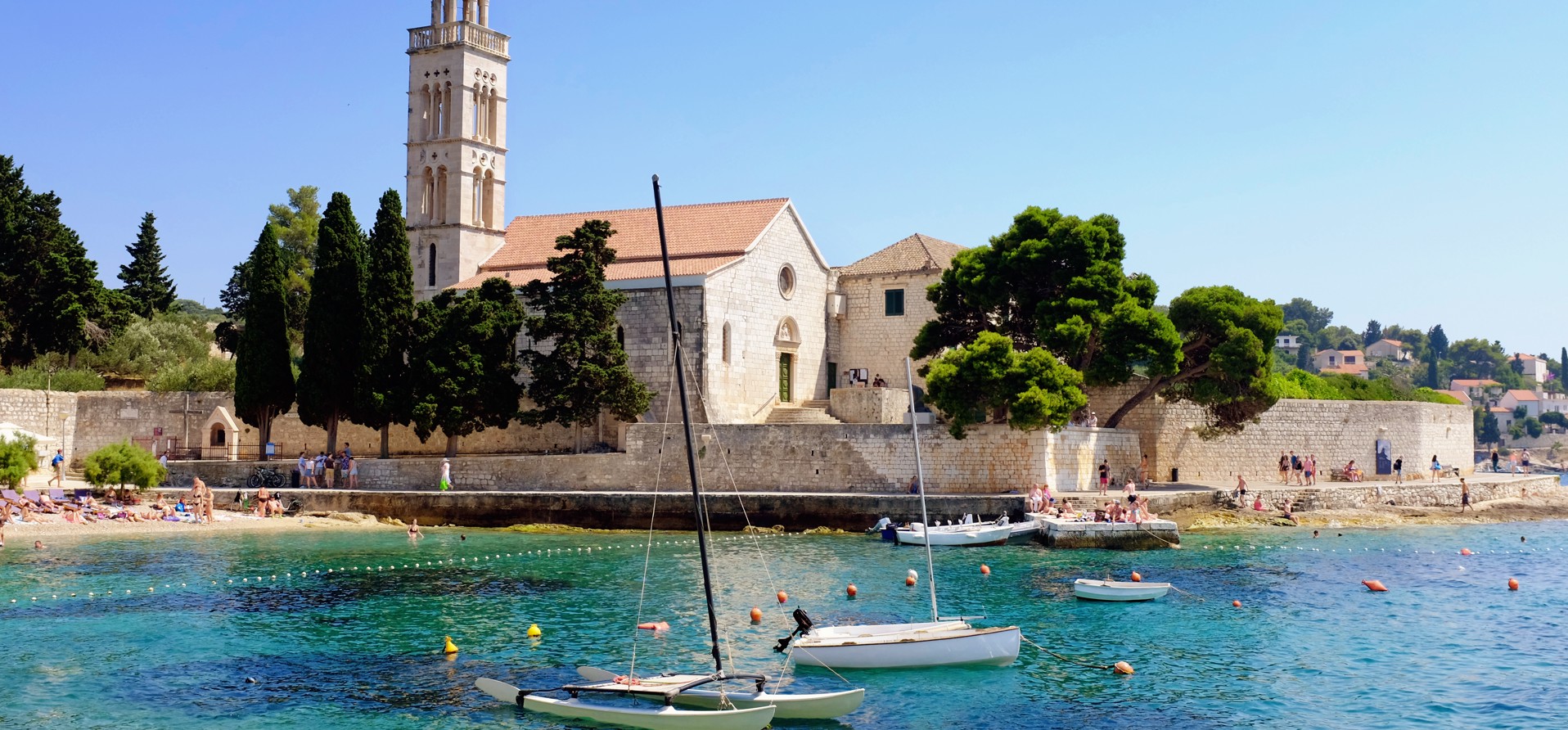 Monastero storico sull'isola di Hvar, Croazia, circondato da rigogliosa vegetazione mediterranea e con vista sulla serena Mare Adriatico - Destinazione di viaggio Aminess.